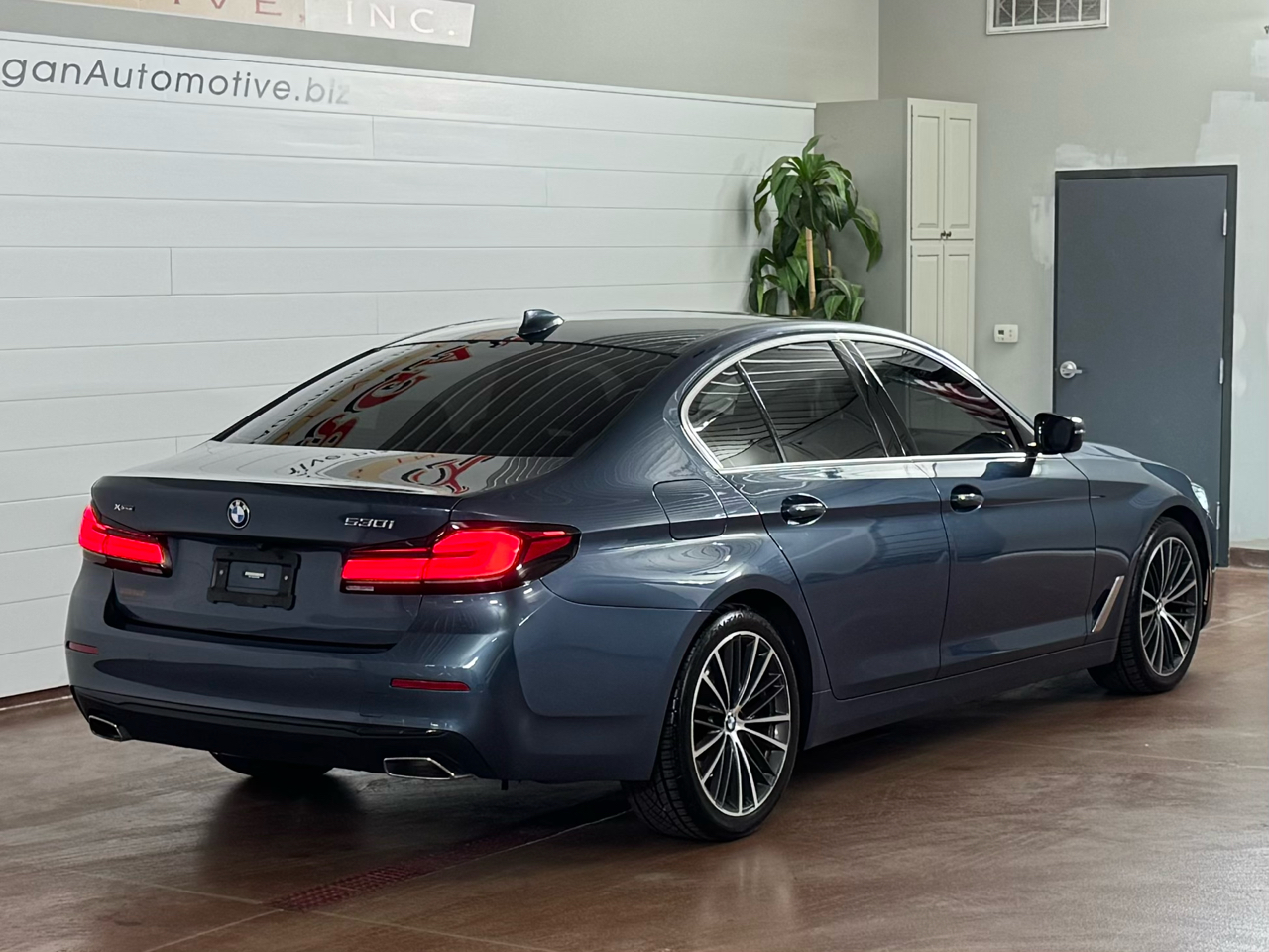 BMW 5-Series  2023