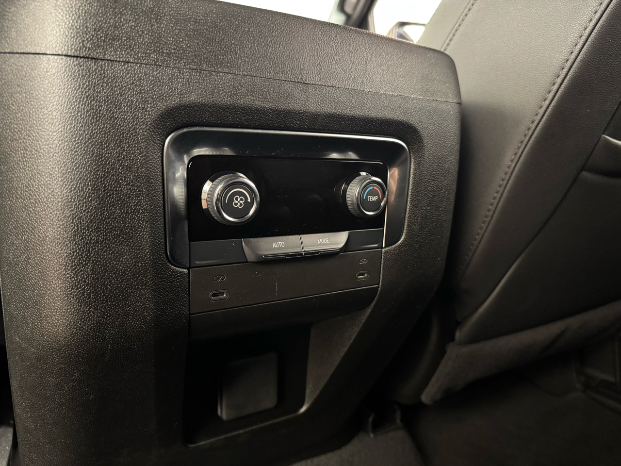 Chevrolet Suburban  2025