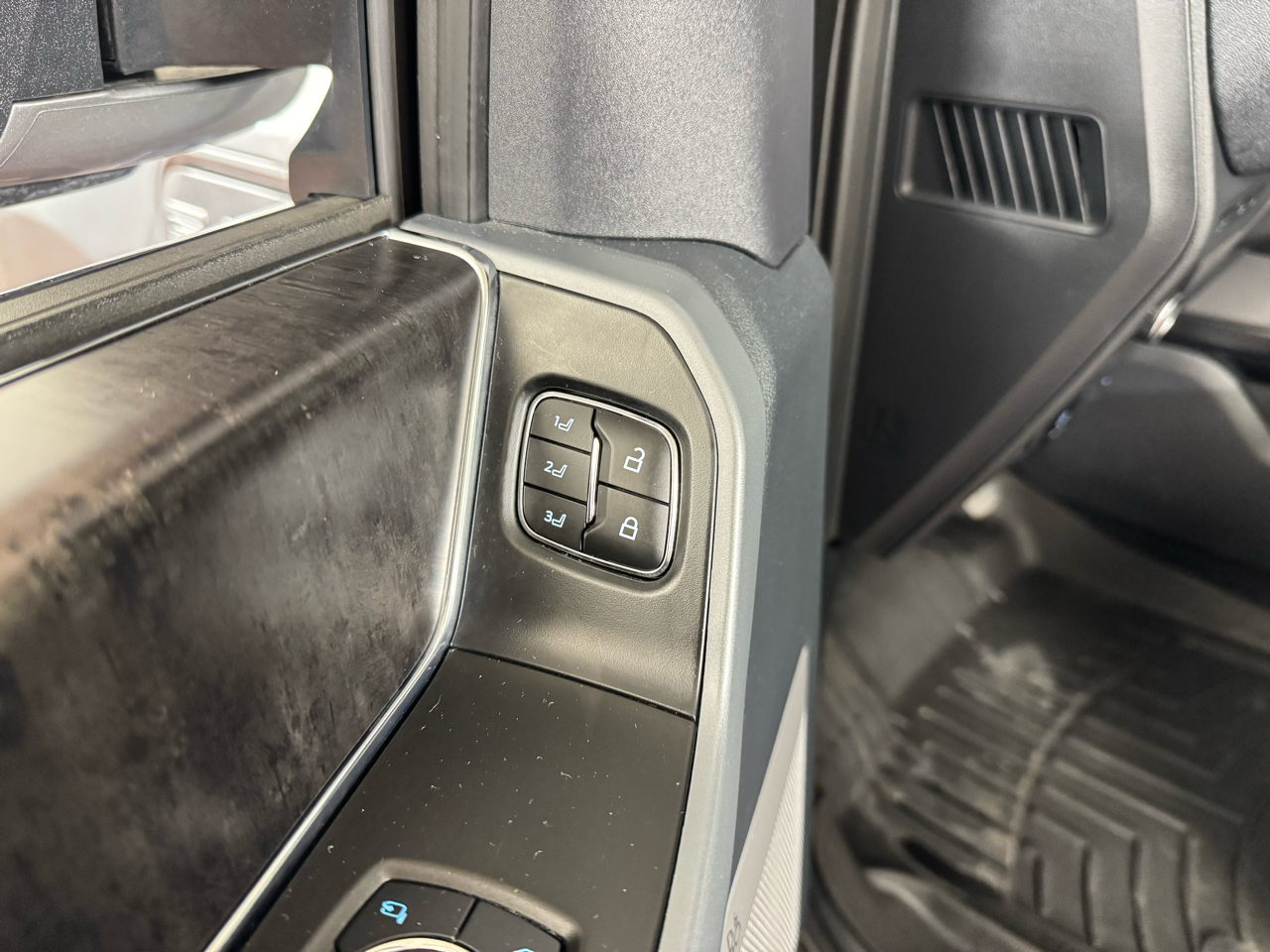 Ford F-150 Lightning  2023