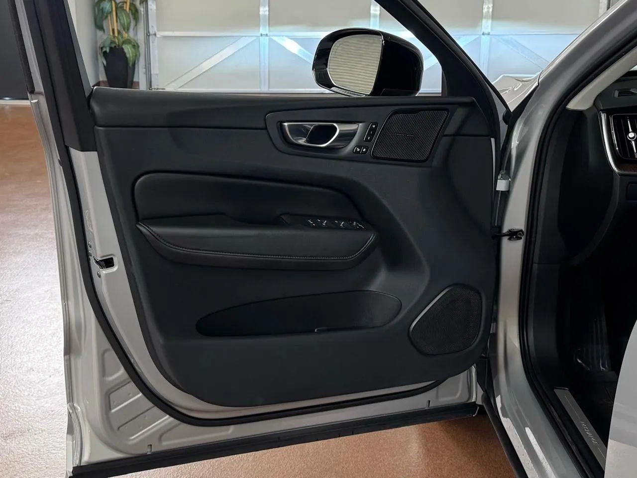 Volvo XC60  2023