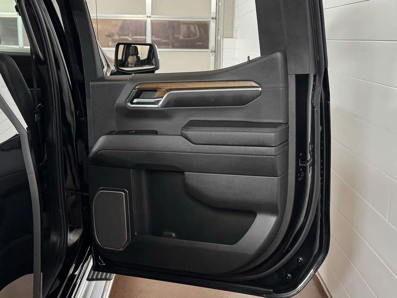 Chevrolet Silverado 1500 High Country Crew Cab 4WD 2024