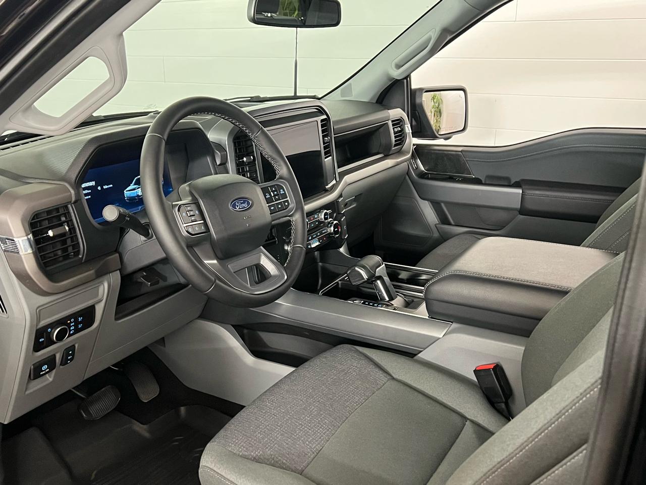 Ford F-150 Lightning  2025