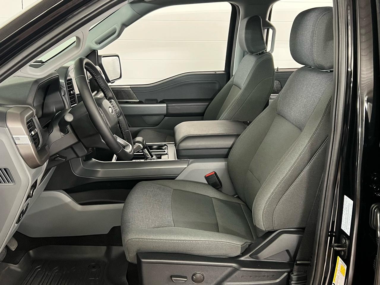 Ford F-150 Lightning  2025