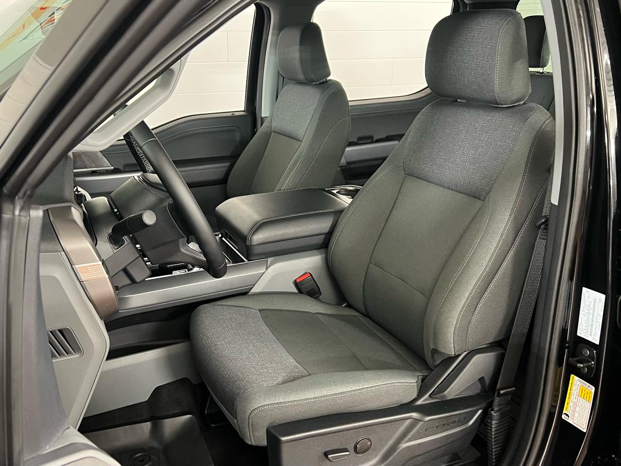 Ford F-150 Lightning  2025