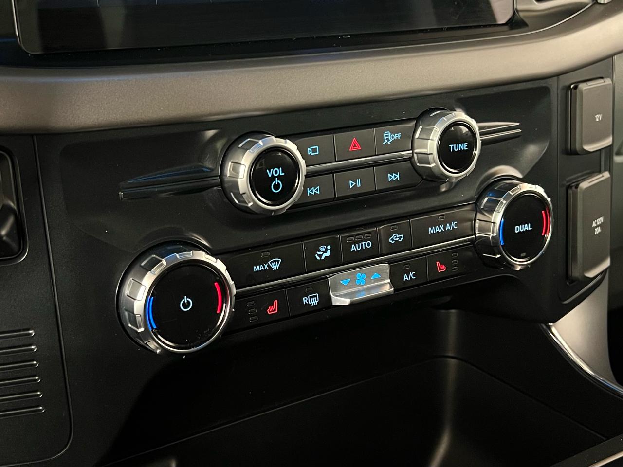 Ford F-150 Lightning  2025