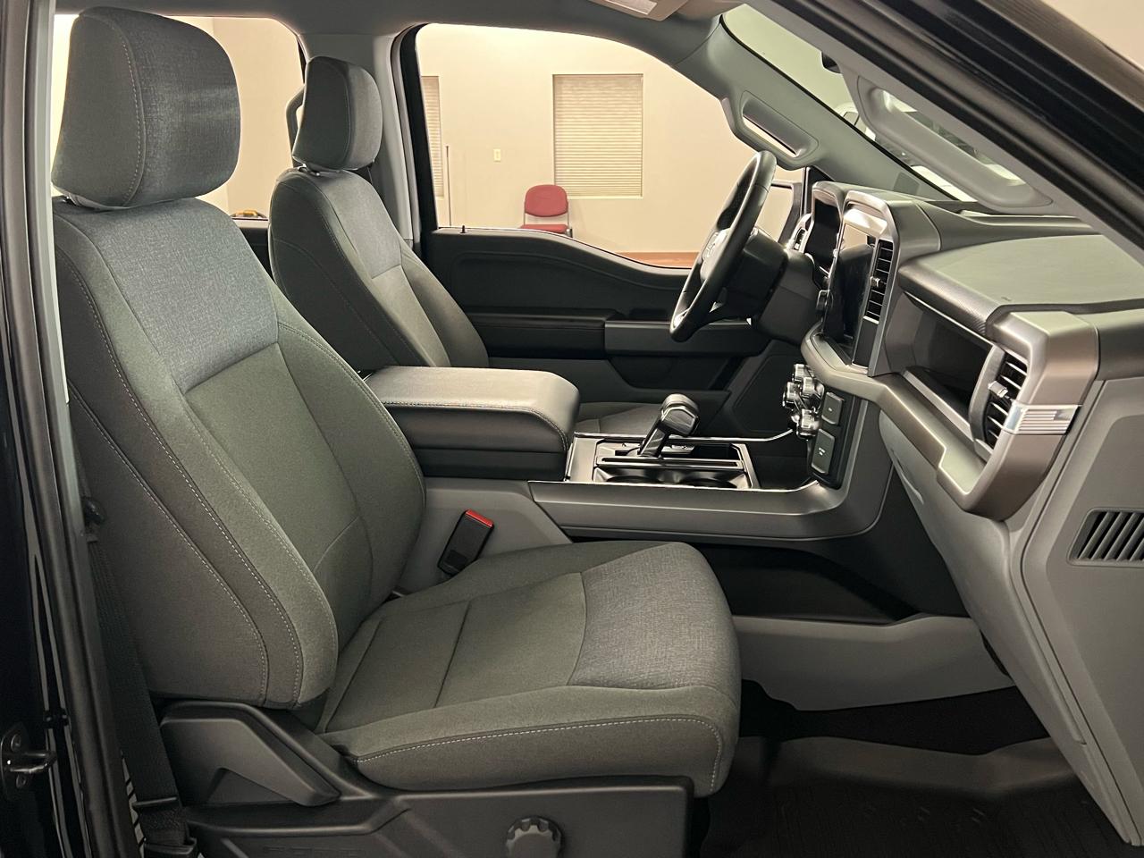 Ford F-150 Lightning  2025