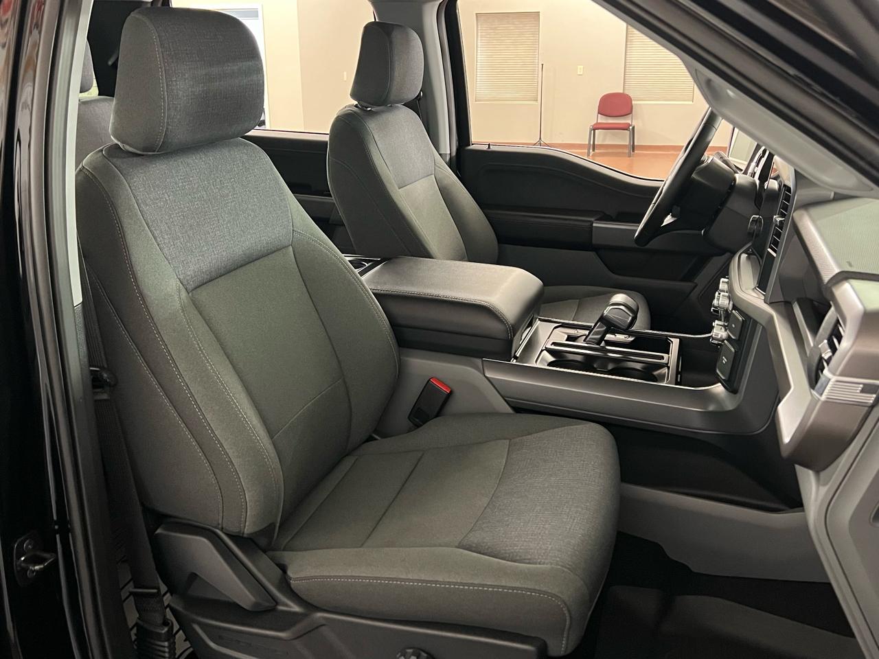 Ford F-150 Lightning  2025