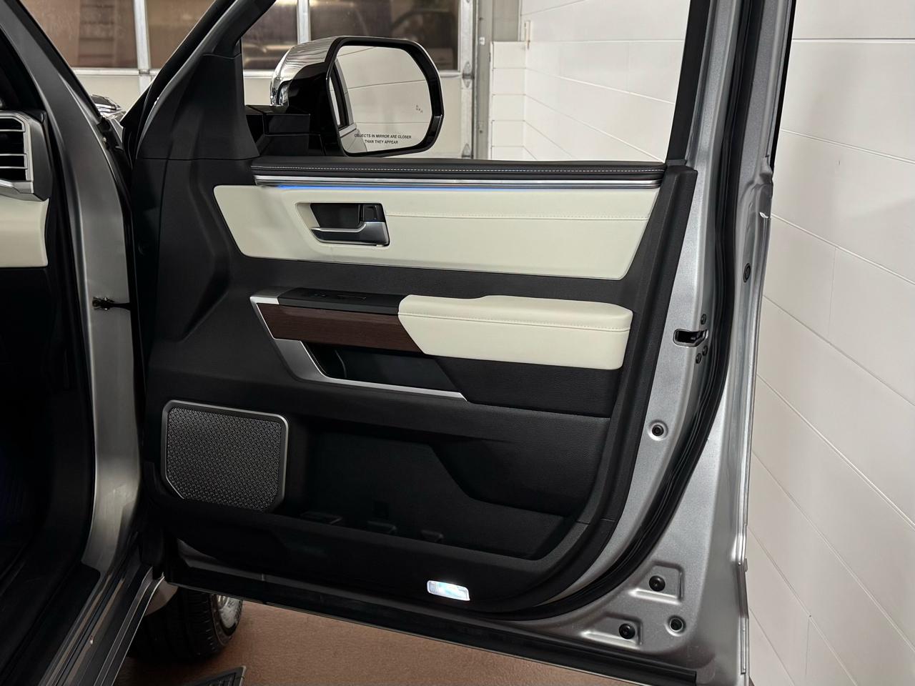 Toyota Tundra Capstone CrewMax 4WD Hybrid 2023