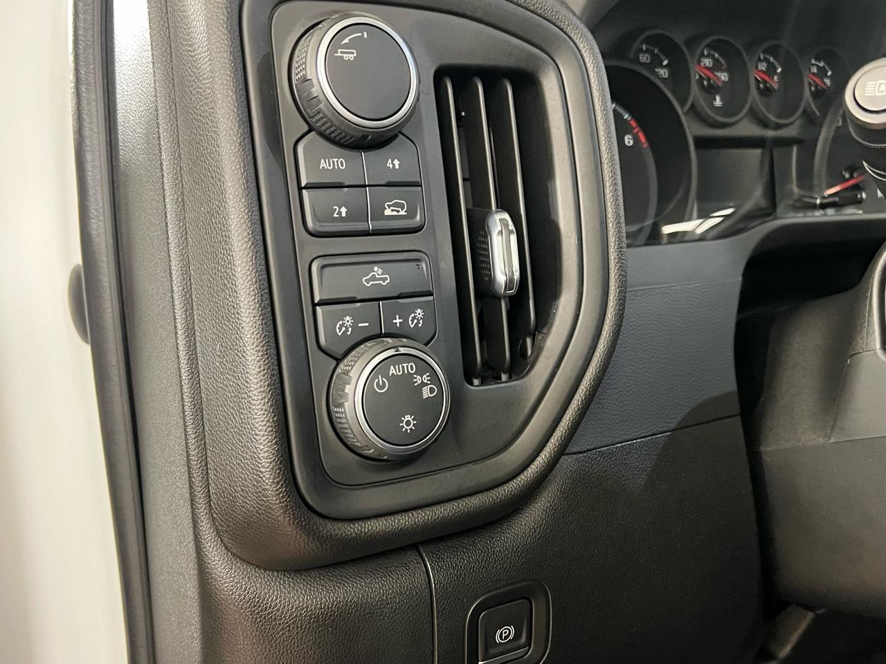 Chevrolet Silverado 1500 Custom Crew Cab 4WD 2023