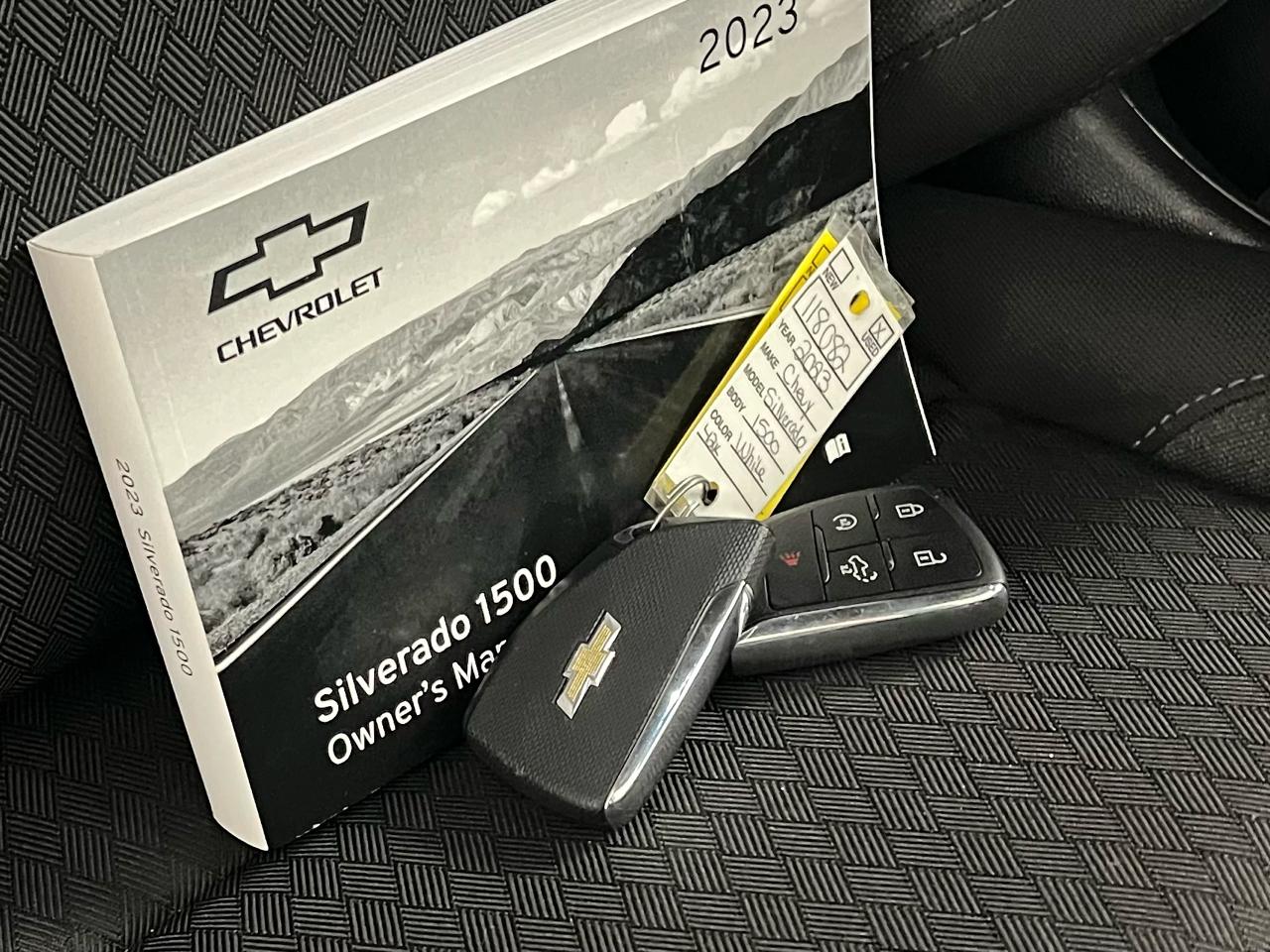 Chevrolet Silverado 1500 Custom Crew Cab 4WD 2023