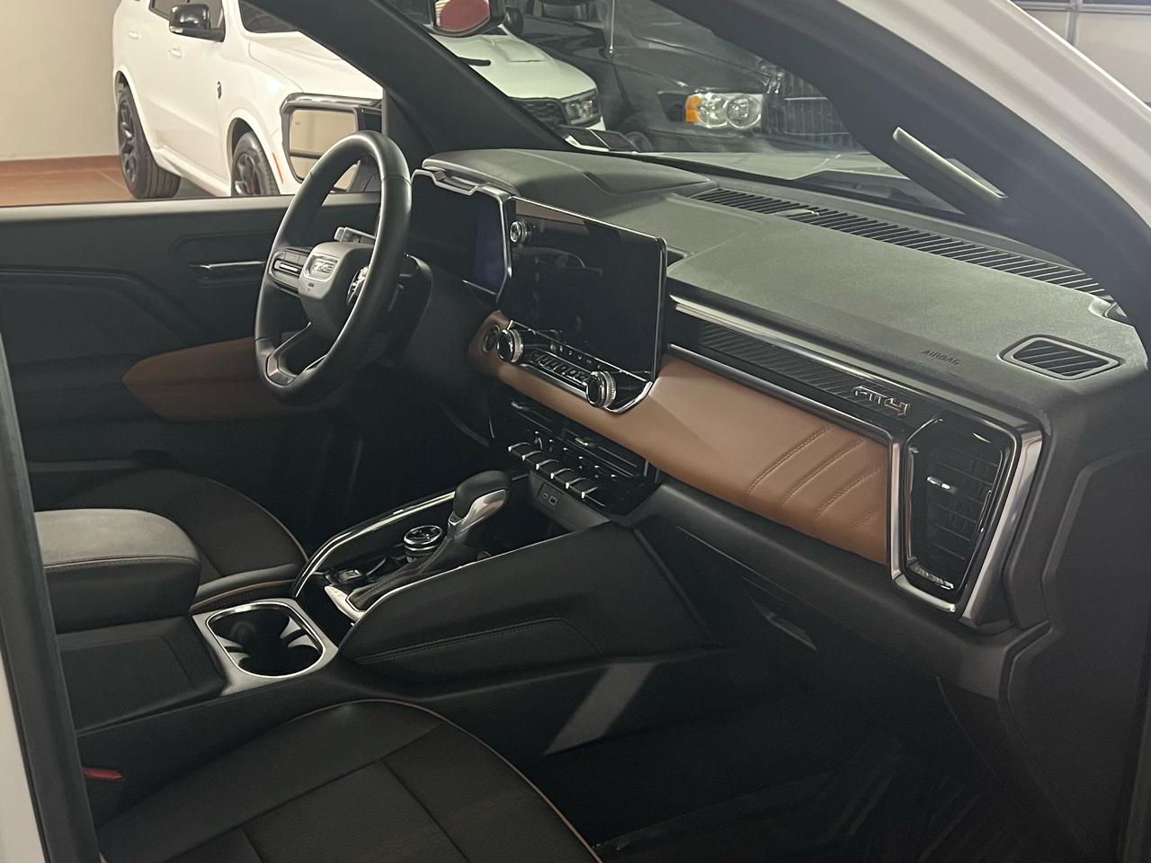 GMC Canyon AT4 Crew Cab 4WD 2024