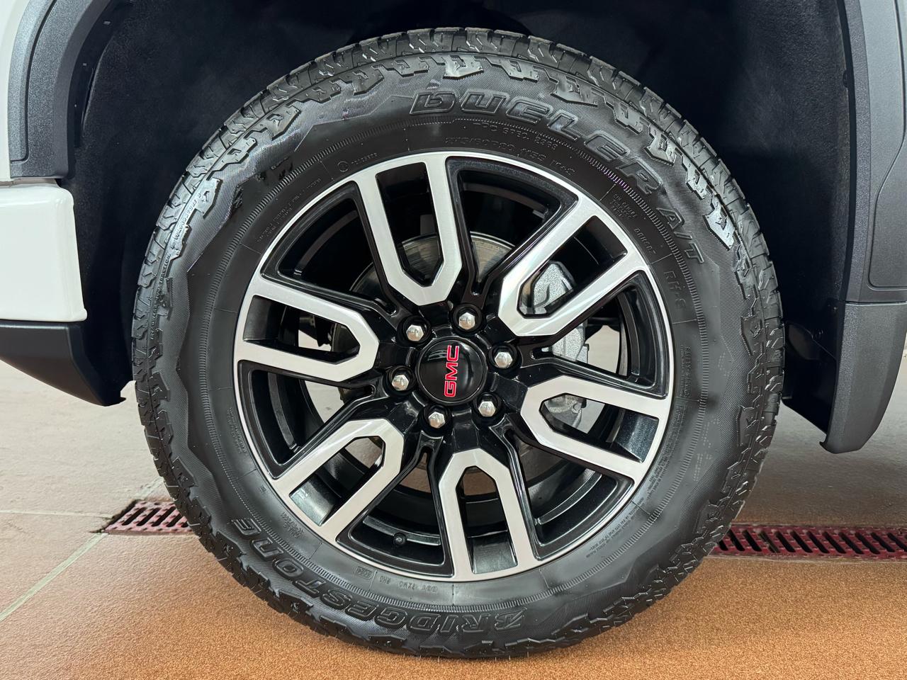 GMC Sierra 1500 AT4 Crew Cab 4WD 2024