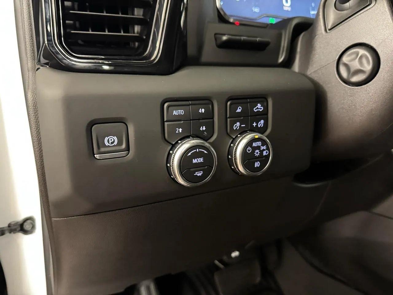 GMC Sierra 1500 AT4 Crew Cab 4WD 2024