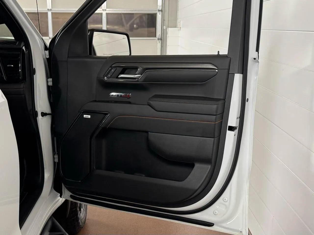 GMC Sierra 1500 AT4 Crew Cab 4WD 2024