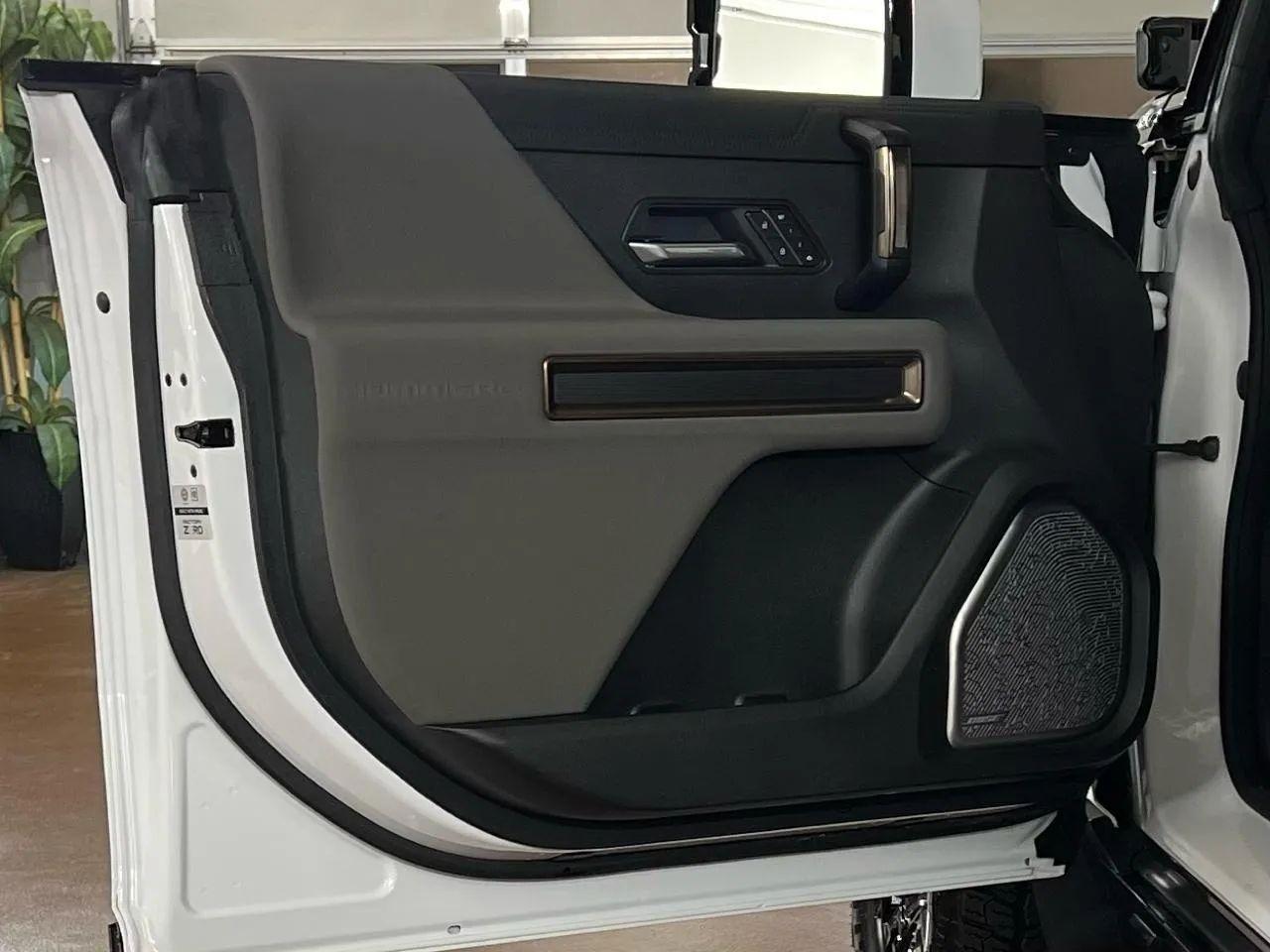 GMC HUMMER EV SUV  2025