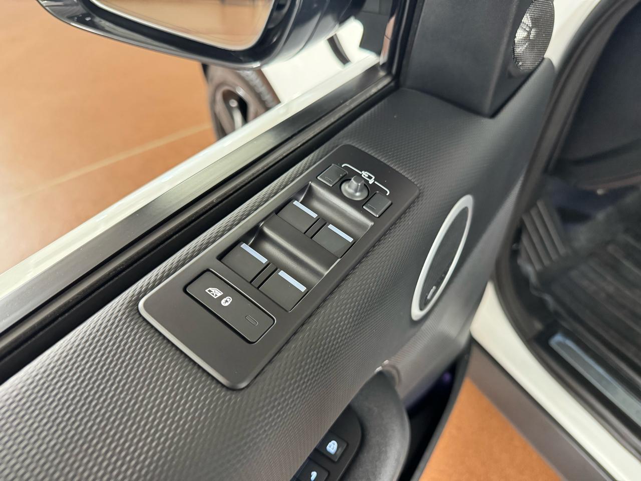 Land Rover Discovery P300 Dyanmic SE 2024