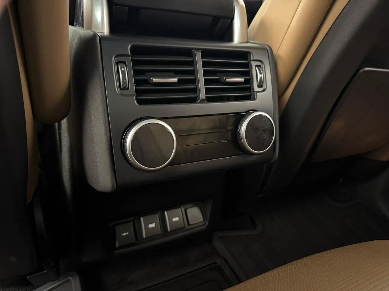 Land Rover Discovery P300 Dynamic SE 2024