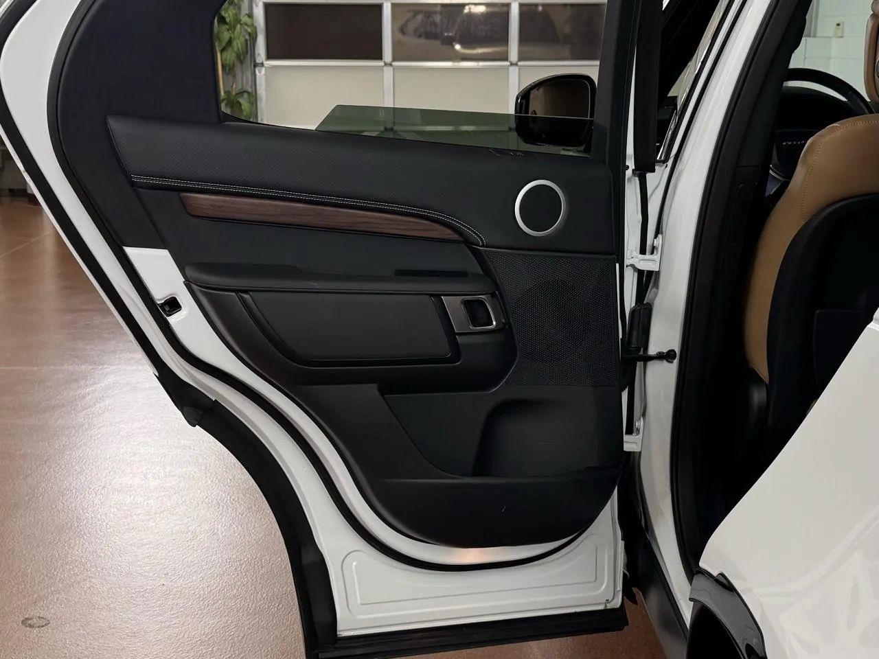 Land Rover Discovery P300 Dynamic SE 2024