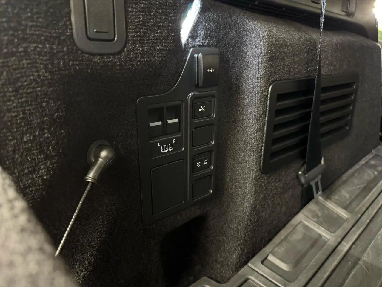 Land Rover Discovery P300 Dynamic SE 2024