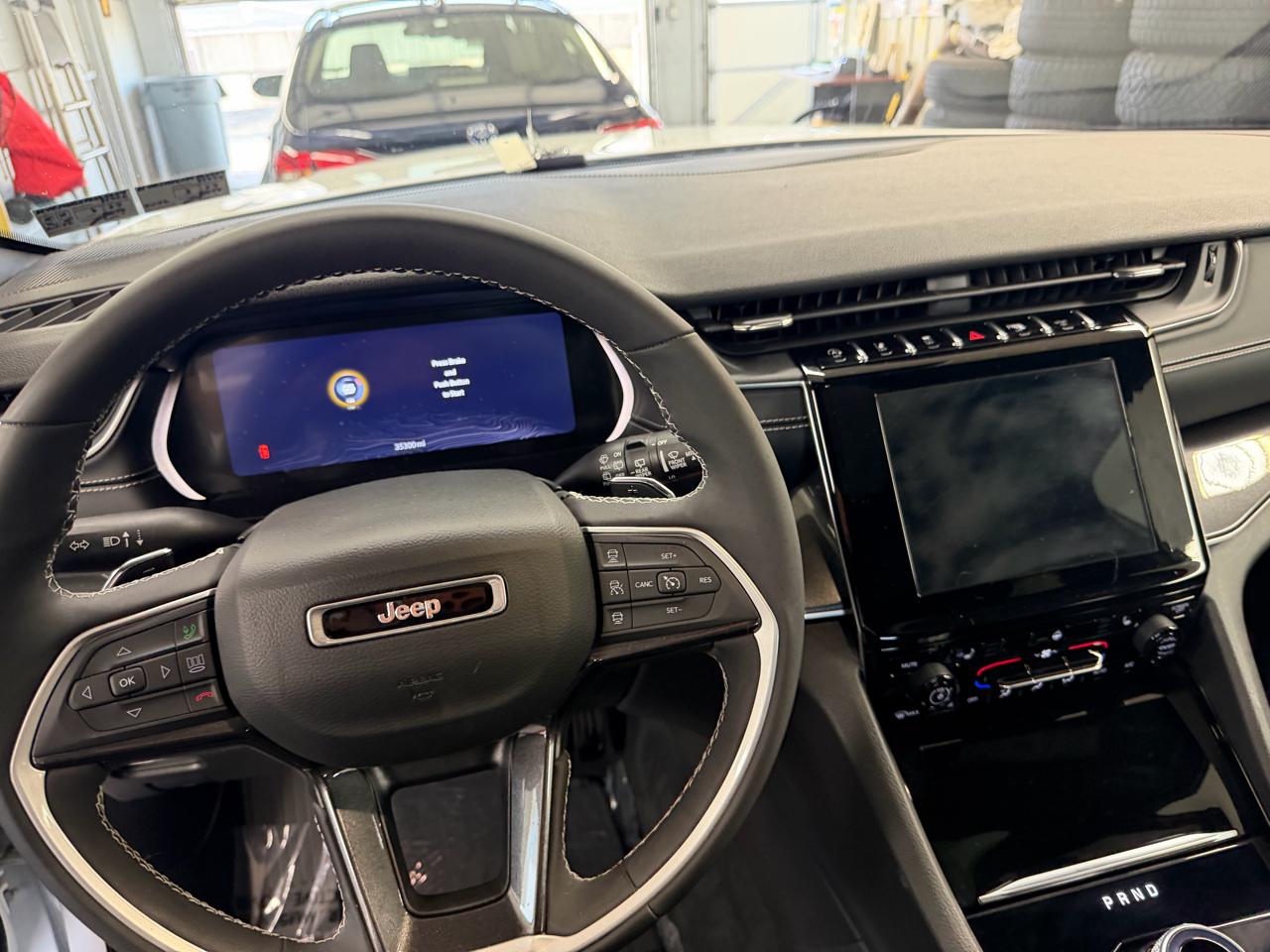 Jeep Grand Cherokee Laredo 4WD 2023