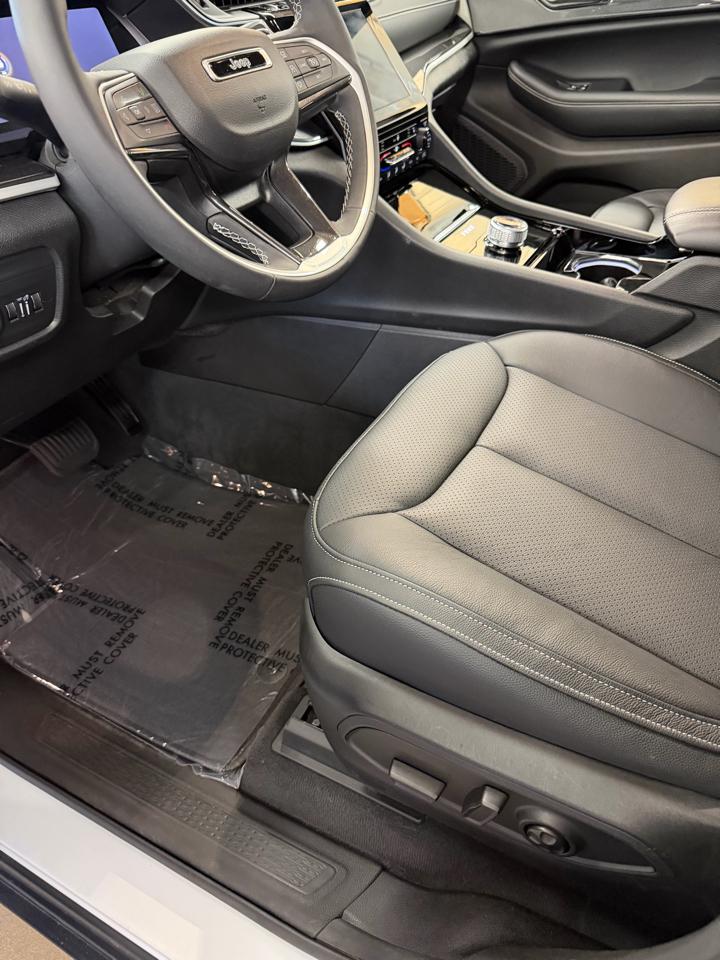 Jeep Grand Cherokee Laredo 4WD 2023