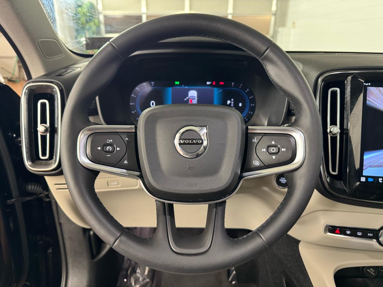 Volvo XC40  2024