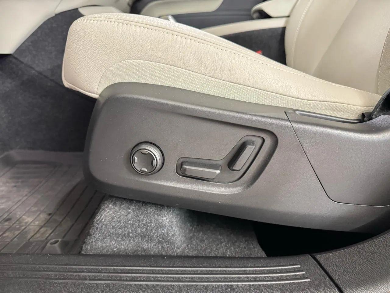 Volvo XC40  2024