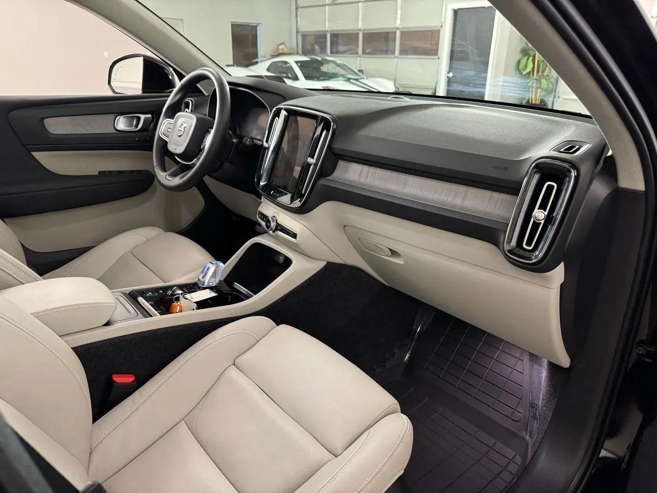 Volvo XC40  2024