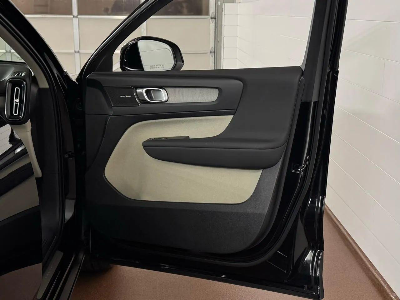 Volvo XC40  2024