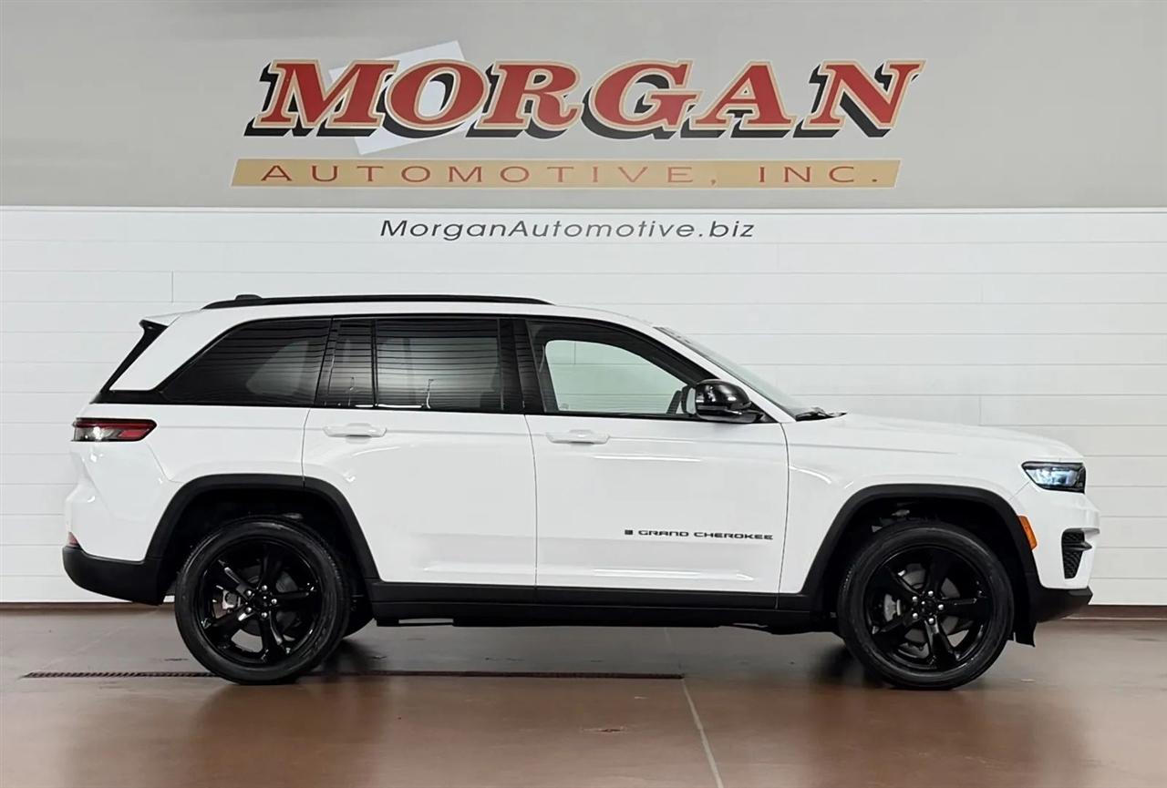 Jeep Grand Cherokee Laredo 4WD 2023
