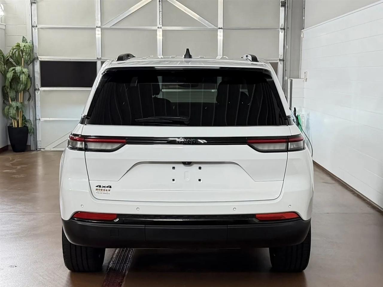 Jeep Grand Cherokee Laredo 4WD 2023