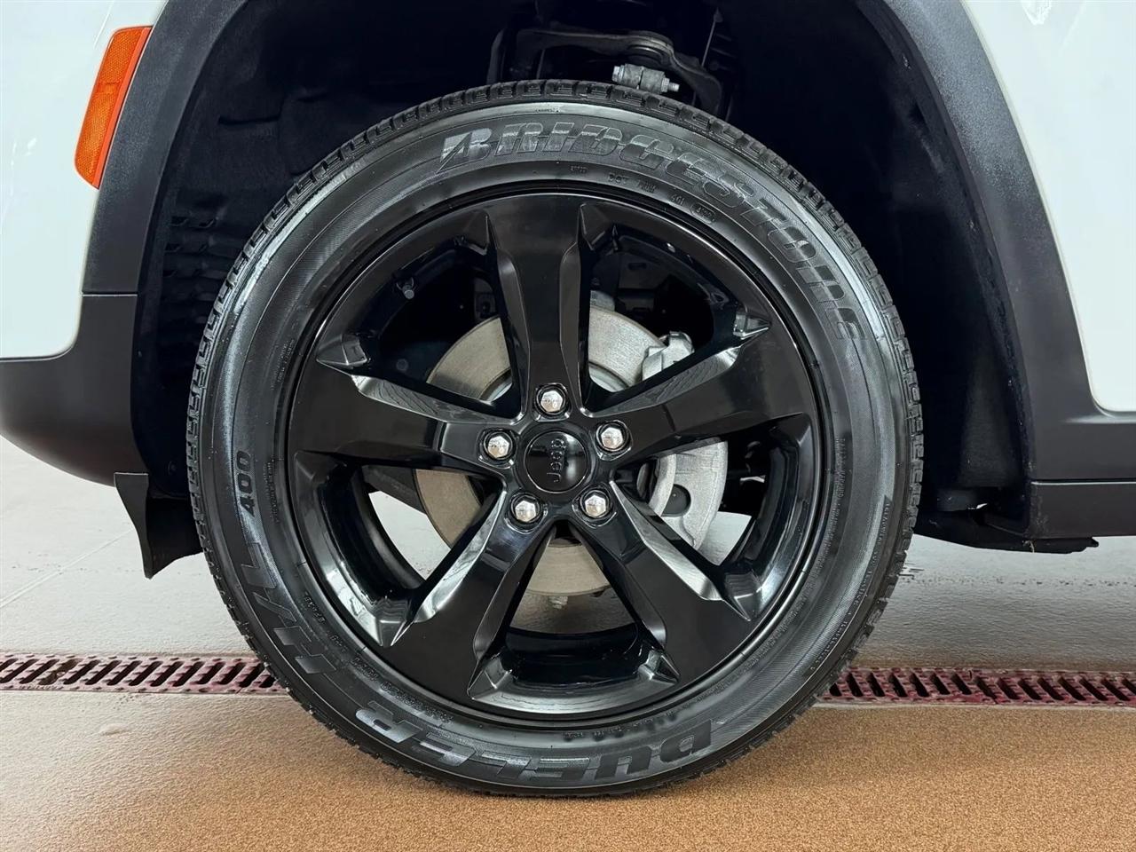 Jeep Grand Cherokee Laredo 4WD 2023