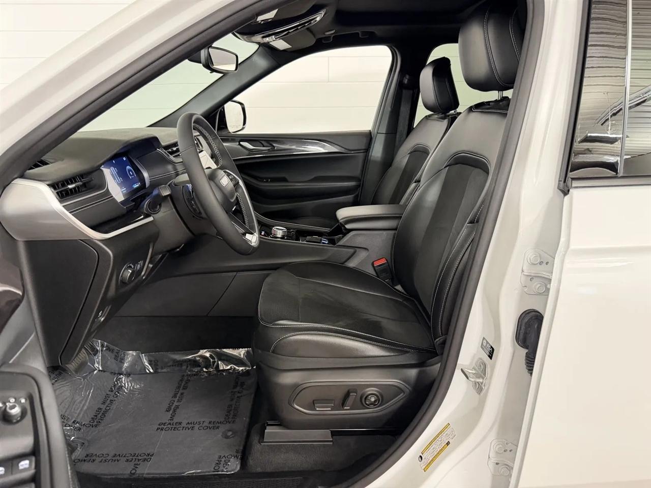 Jeep Grand Cherokee Laredo 4WD 2023