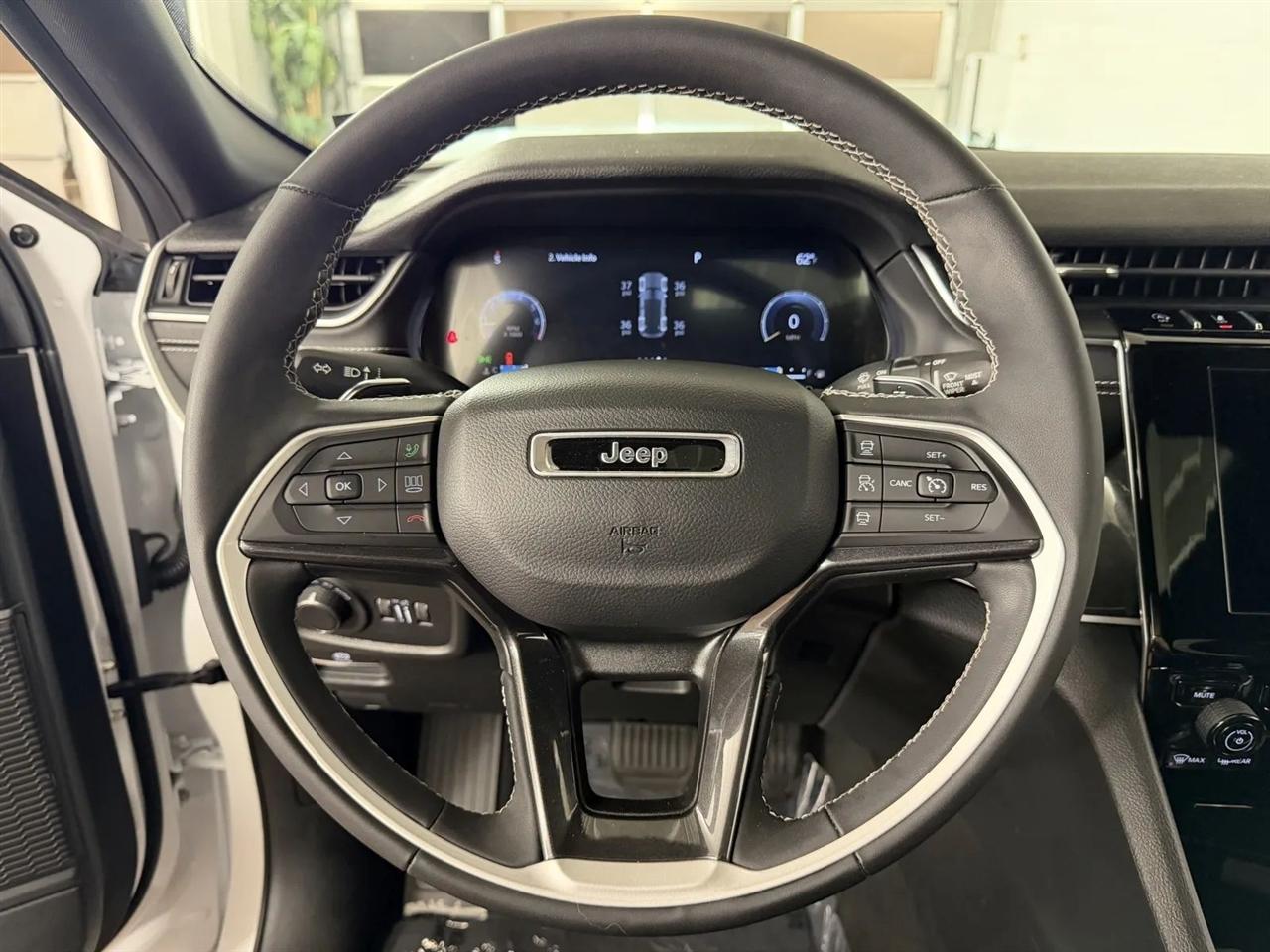 Jeep Grand Cherokee Laredo 4WD 2023