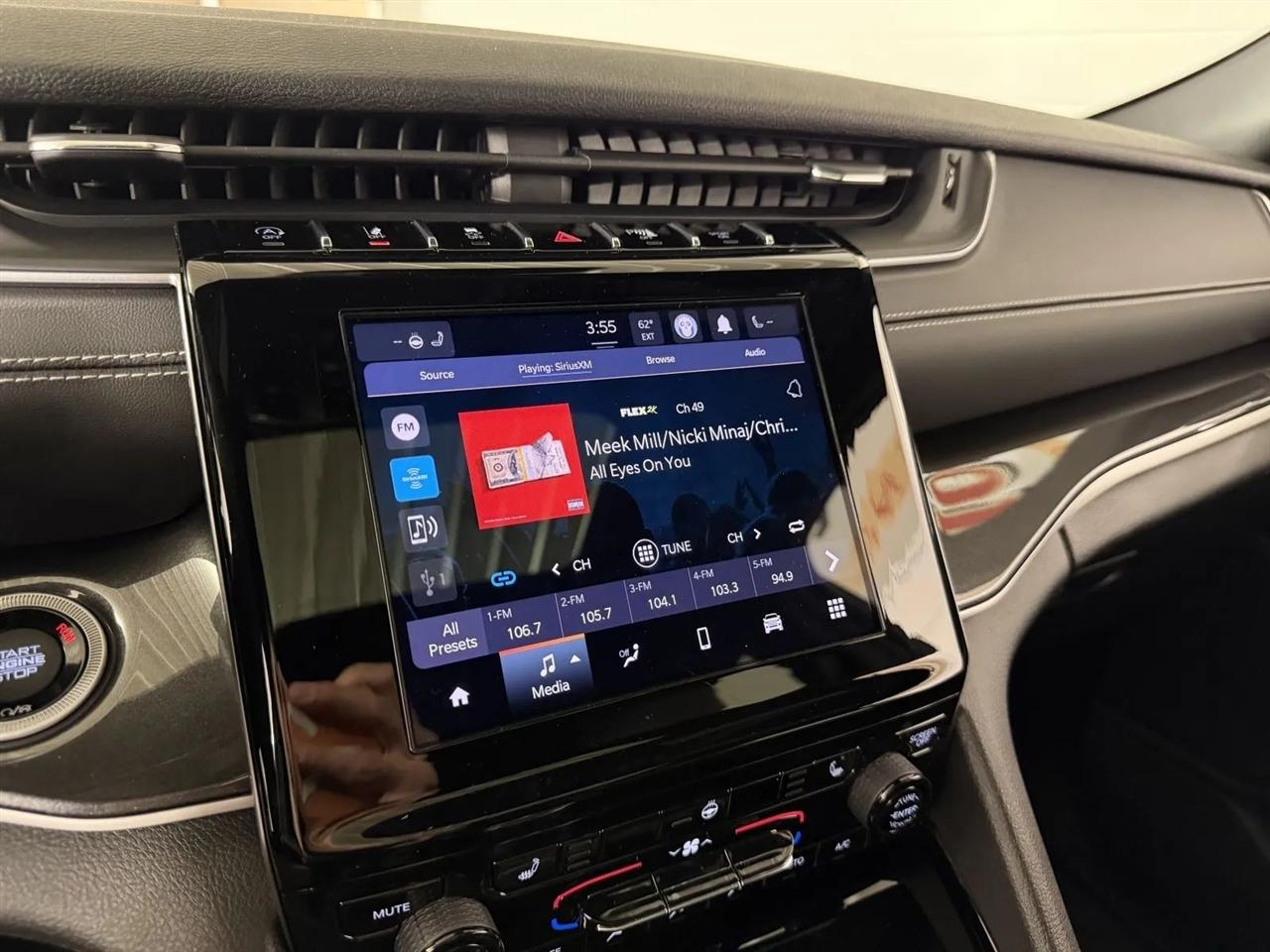Jeep Grand Cherokee Laredo 4WD 2023