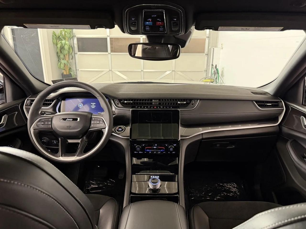 Jeep Grand Cherokee Laredo 4WD 2023