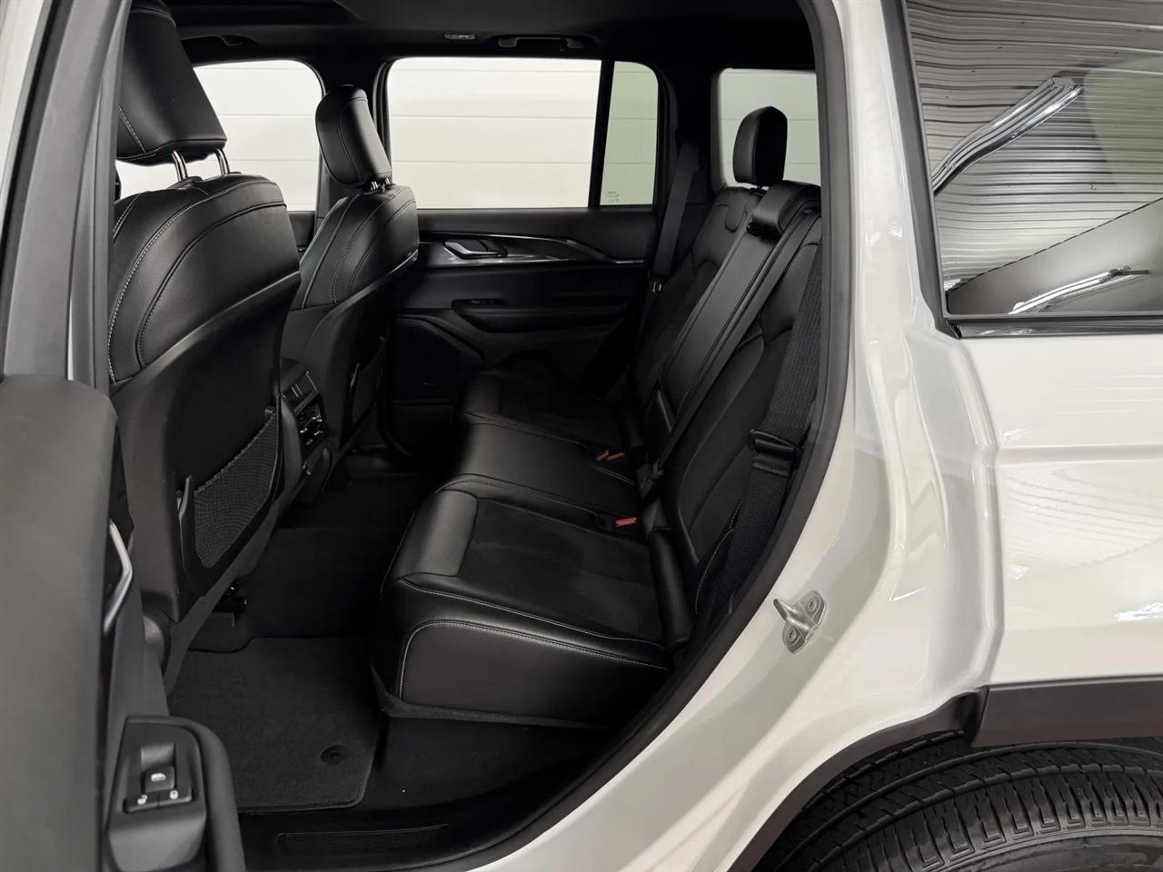 Jeep Grand Cherokee Laredo 4WD 2023