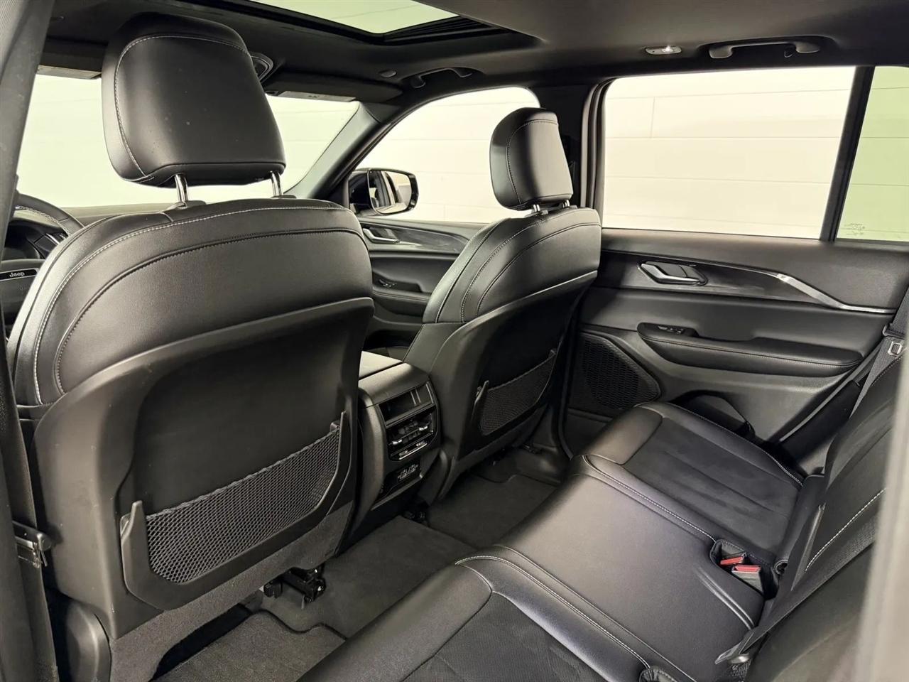 Jeep Grand Cherokee Laredo 4WD 2023