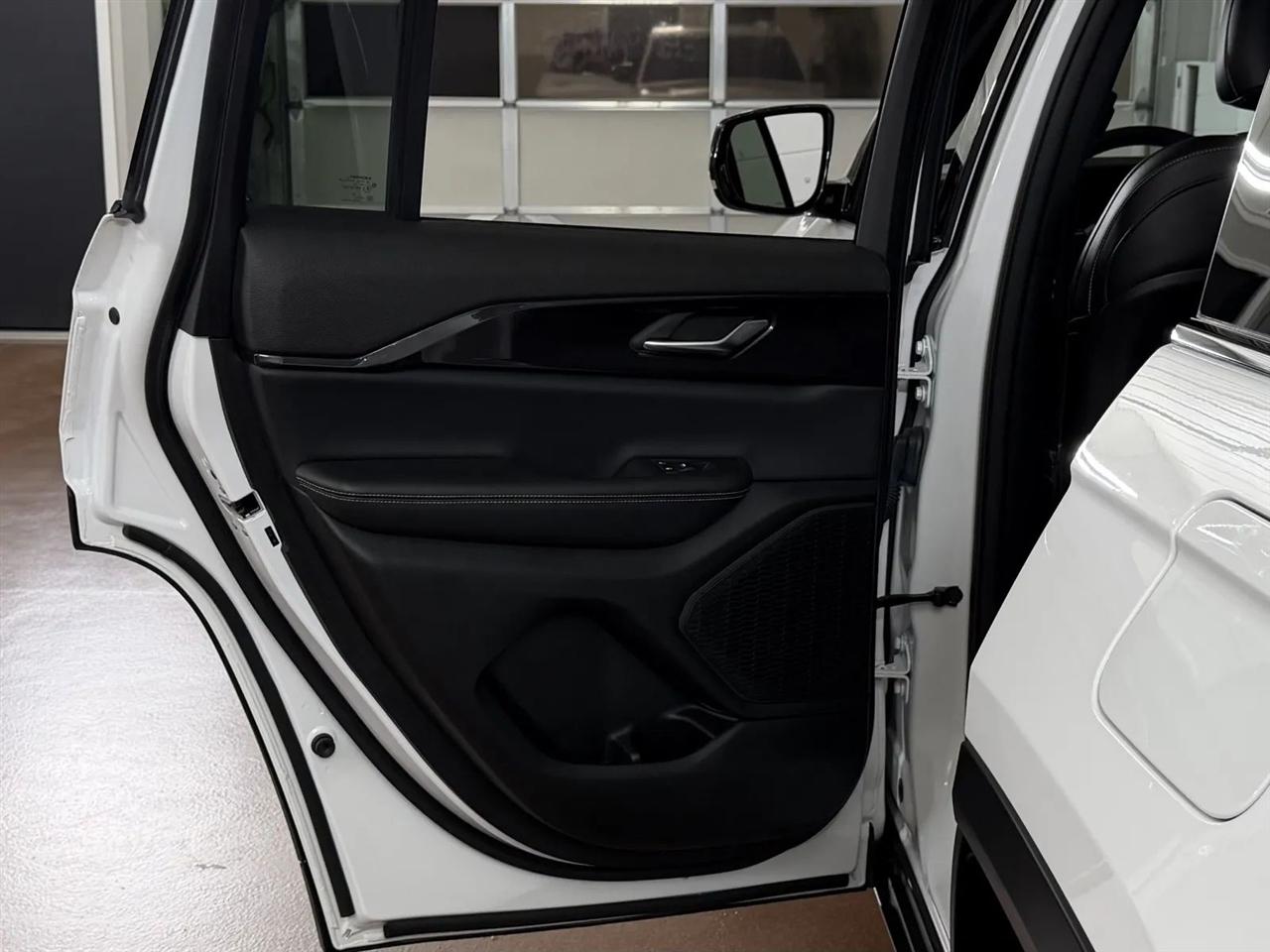 Jeep Grand Cherokee Laredo 4WD 2023