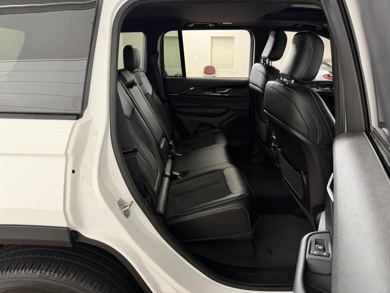 Jeep Grand Cherokee Laredo 4WD 2023