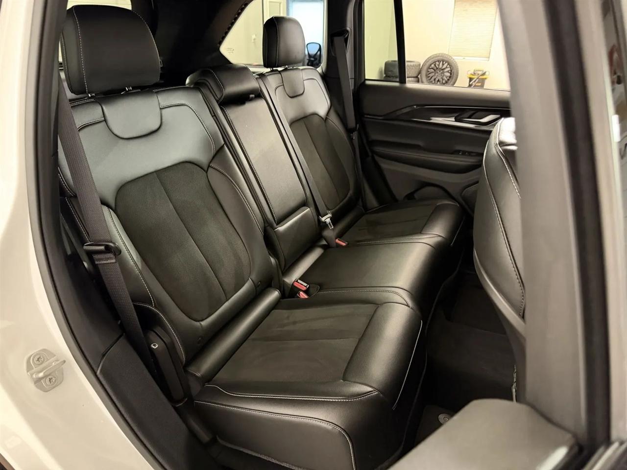 Jeep Grand Cherokee Laredo 4WD 2023