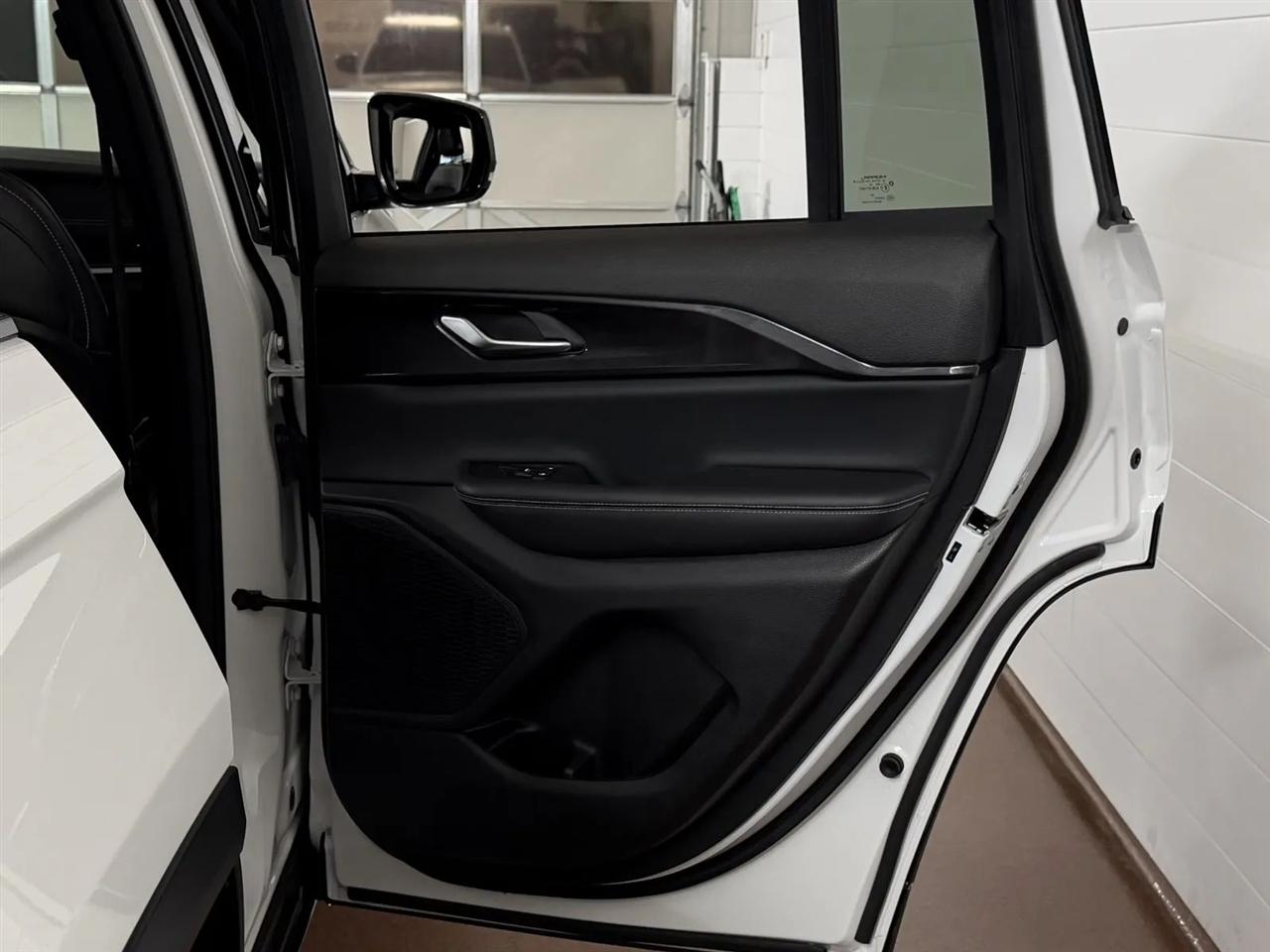 Jeep Grand Cherokee Laredo 4WD 2023