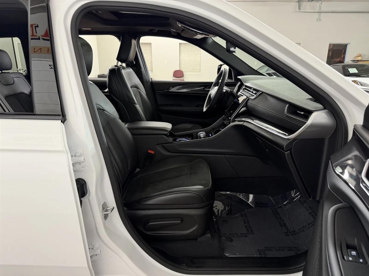 Jeep Grand Cherokee Laredo 4WD 2023