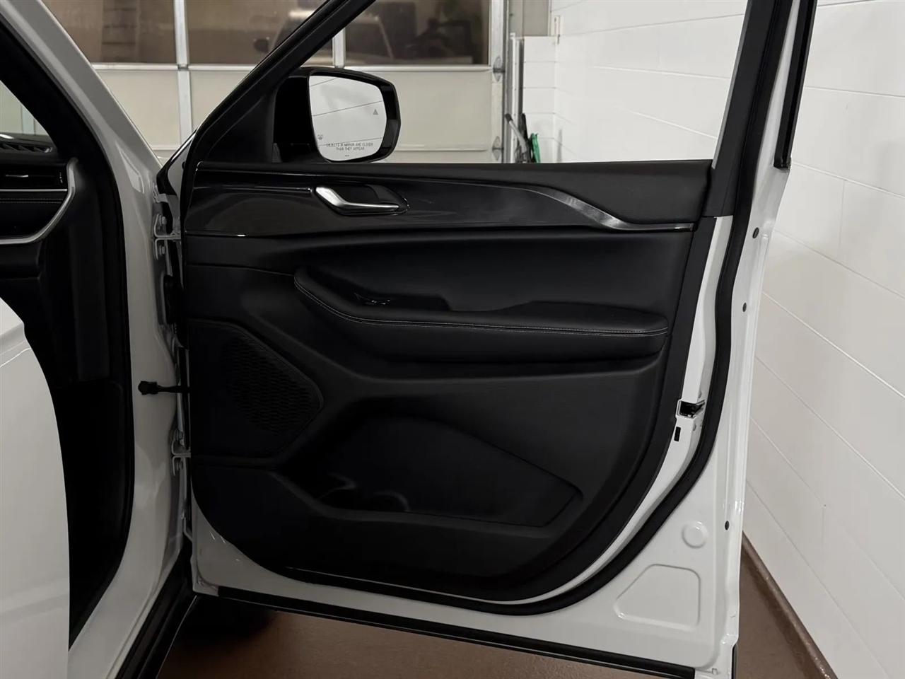 Jeep Grand Cherokee Laredo 4WD 2023
