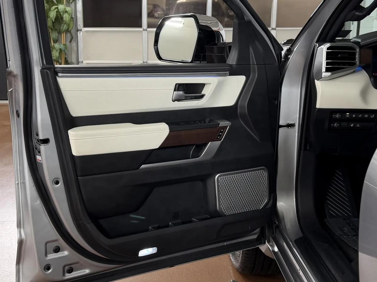 Toyota Tundra Capstone CrewMax 4WD Hybrid 2023