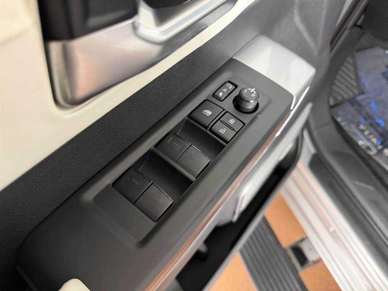 Toyota Tundra Capstone CrewMax 4WD Hybrid 2023