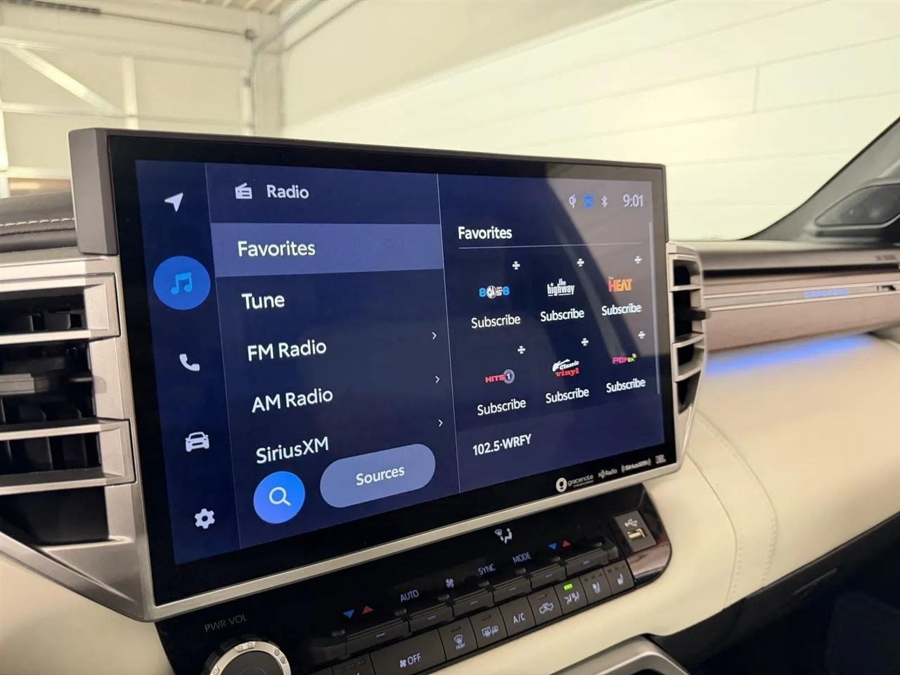 Toyota Tundra Capstone CrewMax 4WD Hybrid 2023