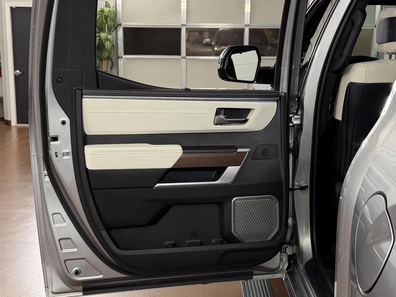 Toyota Tundra Capstone CrewMax 4WD Hybrid 2023