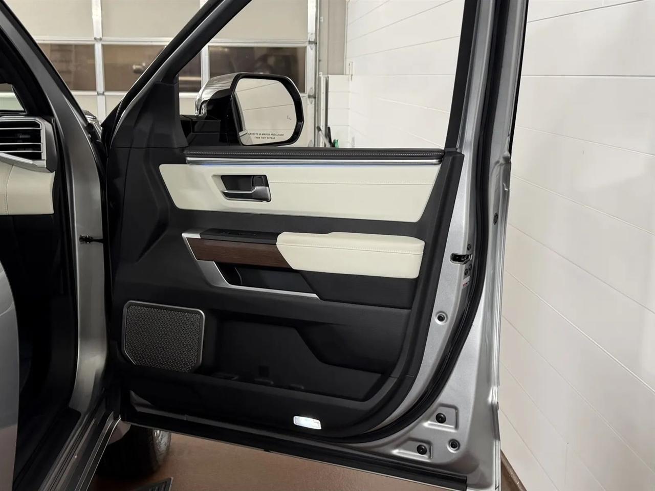 Toyota Tundra Capstone CrewMax 4WD Hybrid 2023
