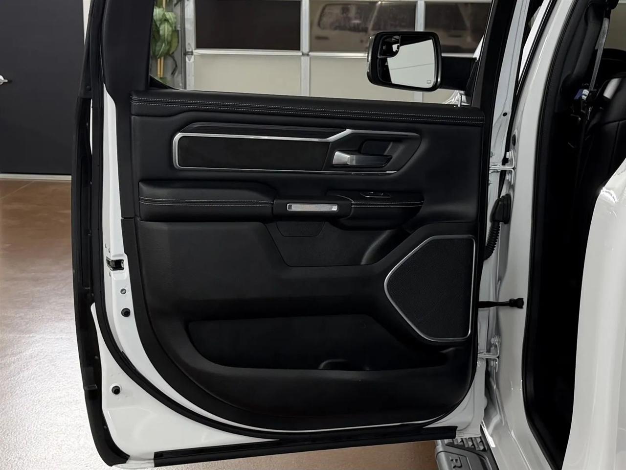 RAM 1500 Laramie Crew Cab LWB 4WD 2023